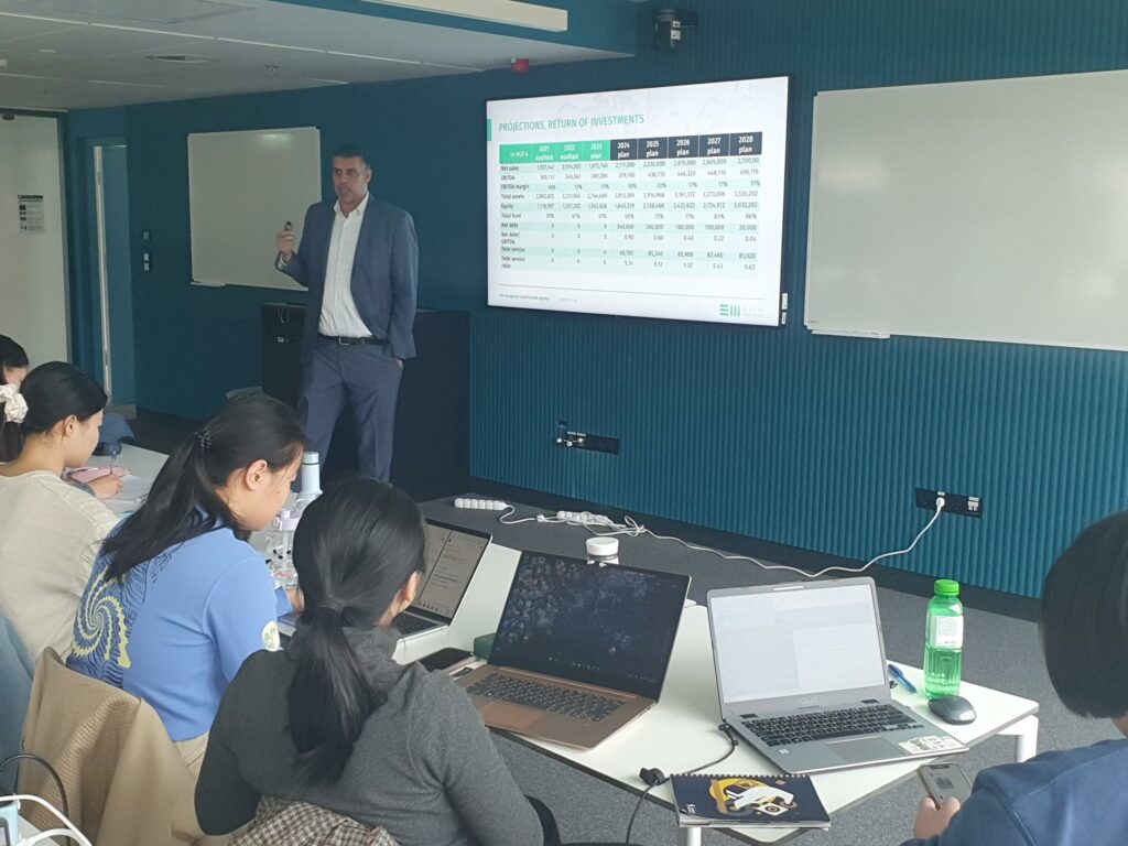 Felsőoktatási képzések áttekintő illusztráció az ESG témában