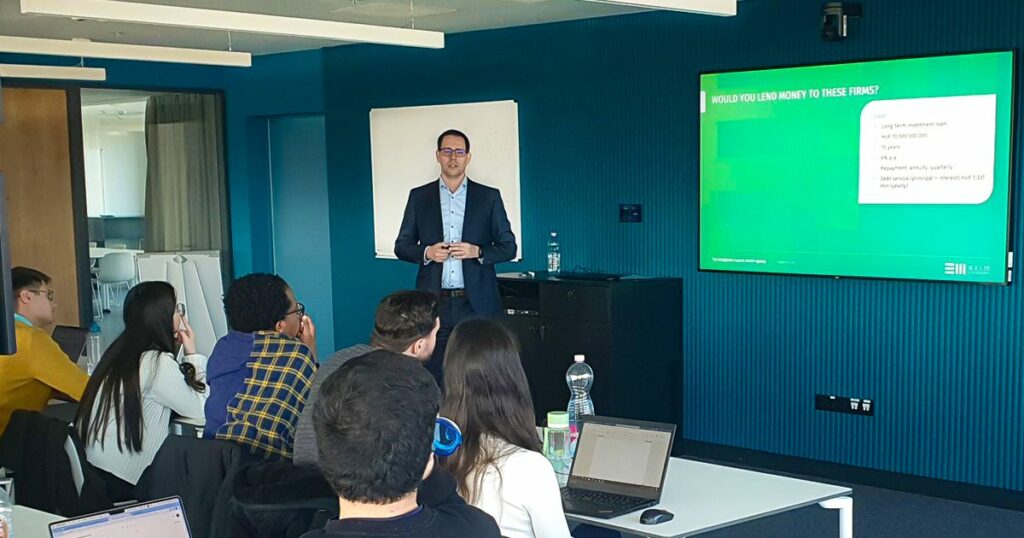 ESG felsőoktatási képzések diagramokat ábrázoló illusztrációja